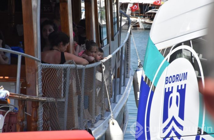Bodrum'da minibüs denize düşmekten son anda kurtuldu
