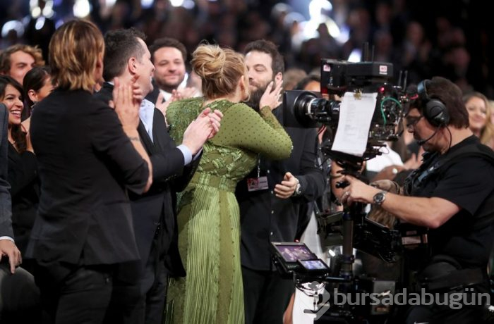 Adele yakın arkadaşının gay eşiyle el ele