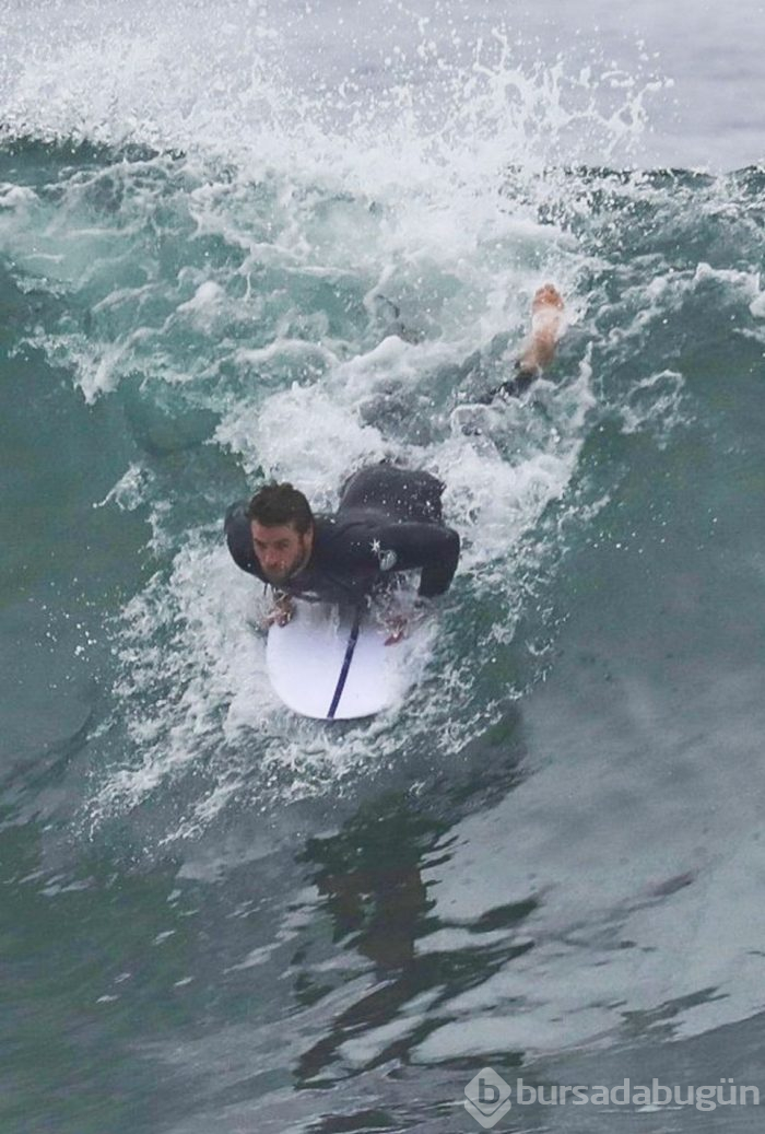 Liam Hemsworth sörf tahtasında dalgalarla yarıştı