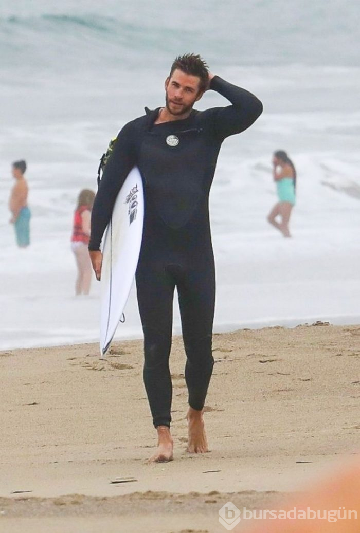 Liam Hemsworth sörf tahtasında dalgalarla yarıştı