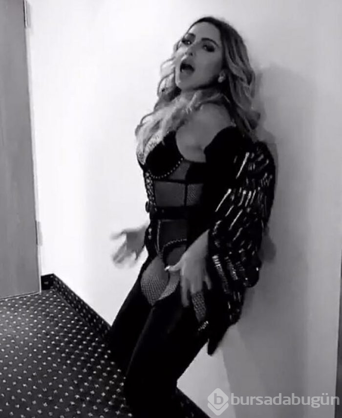 Hadise yine hayran bıraktı