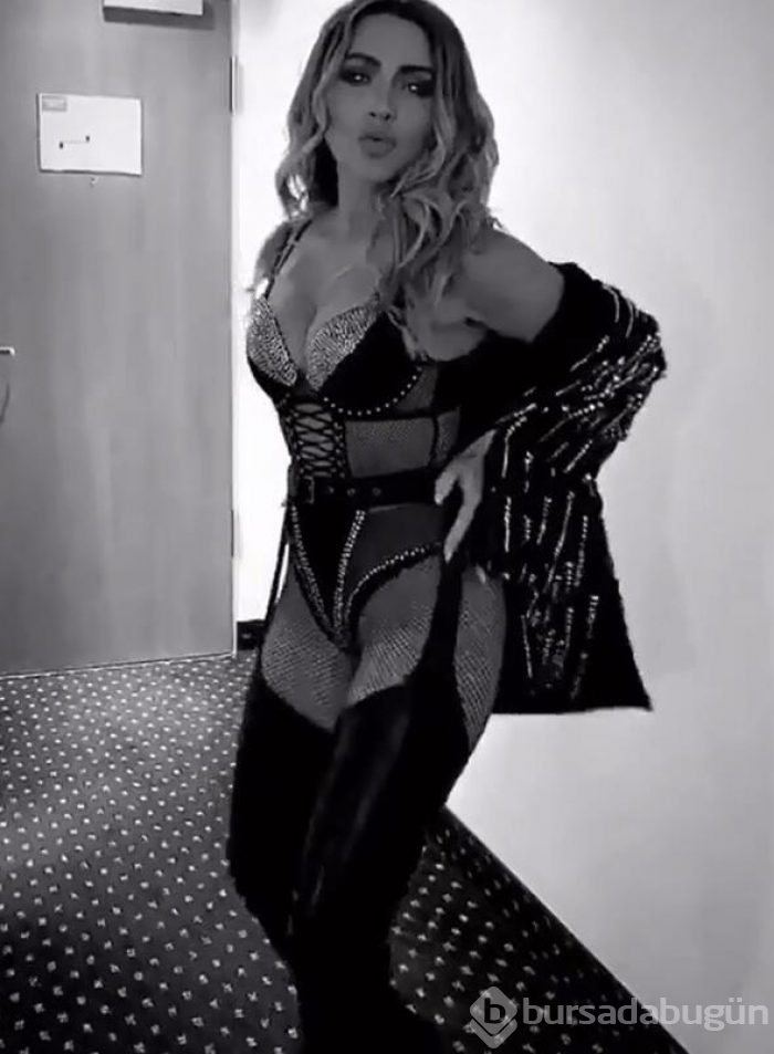Hadise yine hayran bıraktı
