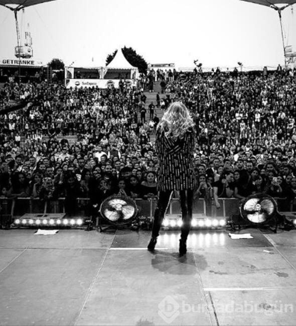 Hadise yine hayran bıraktı