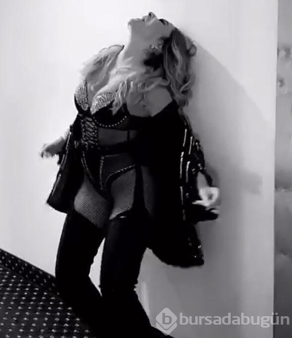 Hadise yine hayran bıraktı