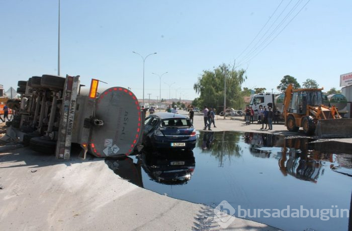 Freni patlayan tanker, otomobil ve minibüse çarptı: 3 yaralı