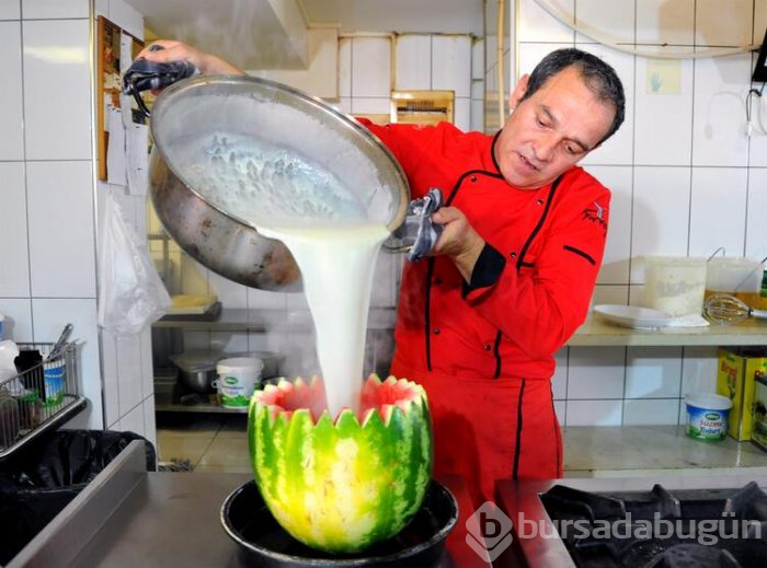 Osmanlı mirası süt helvasını karpuzda pişiriyor
