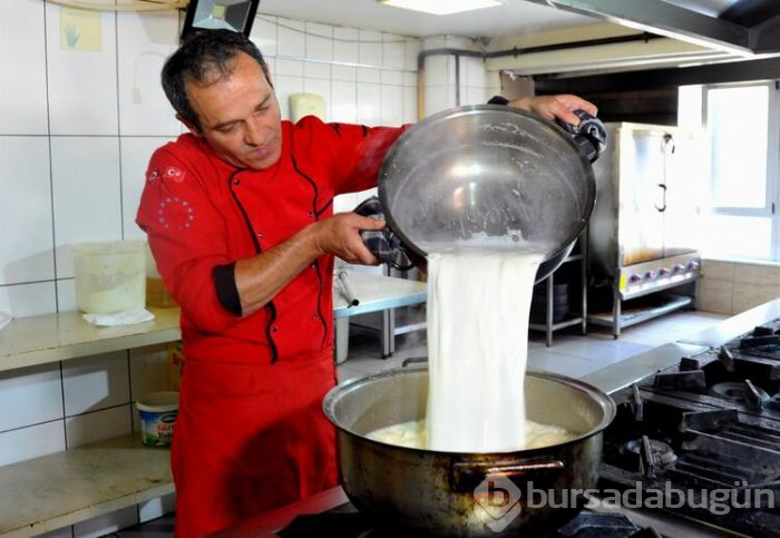 Osmanlı mirası süt helvasını karpuzda pişiriyor
