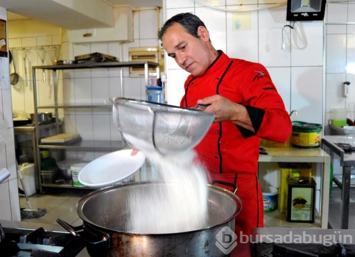 Osmanlı mirası süt helvasını karpuzda pişiriyor
