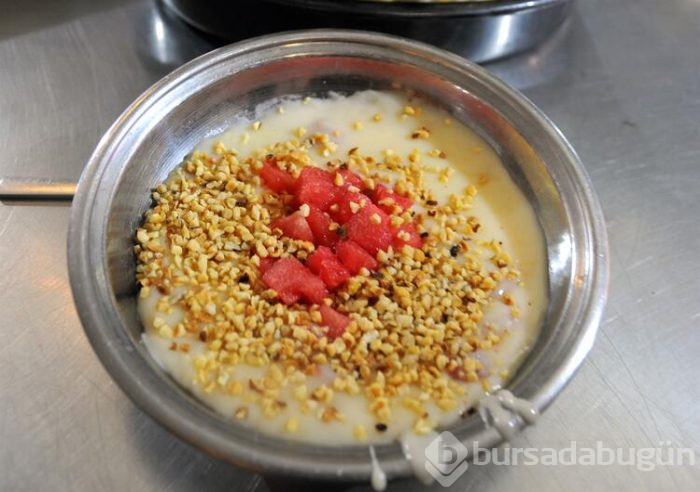Osmanlı mirası süt helvasını karpuzda pişiriyor
