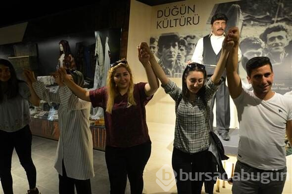 Kemençe çalan 'android heykel' turistlerin ilgi odağı oldu