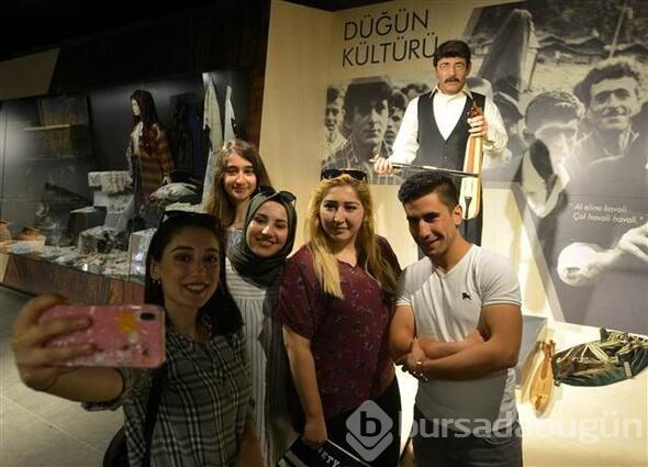 Kemençe çalan 'android heykel' turistlerin ilgi odağı oldu