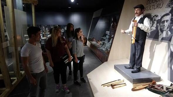 Kemençe çalan 'android heykel' turistlerin ilgi odağı oldu