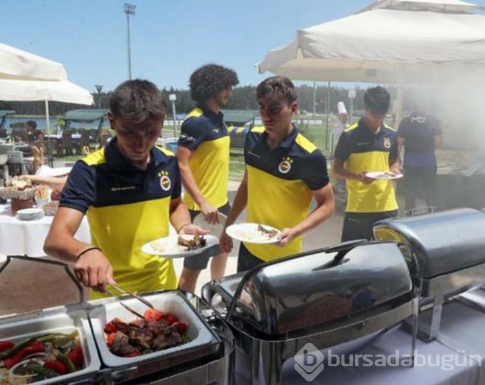 Fenerbahçeli futbolcular, mangal partisinde buluştu
