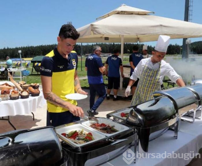 Fenerbahçeli futbolcular, mangal partisinde buluştu
