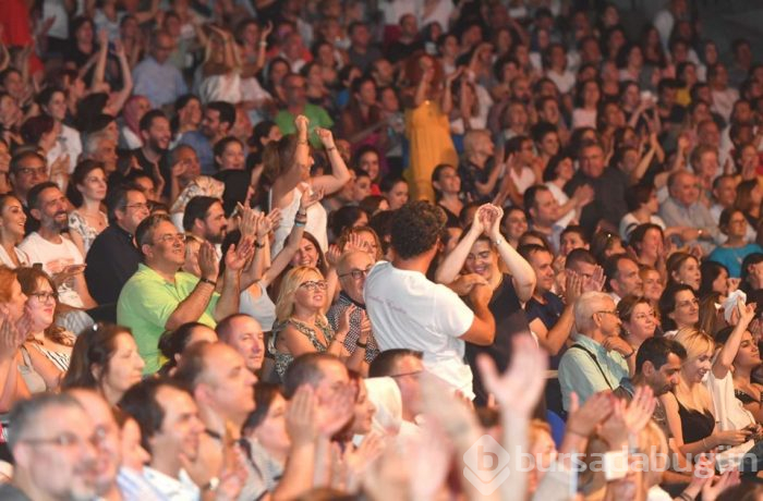 Candan Erçetin yaz neşesi ile Harbiye'ye hem renk hem müzik getirdi