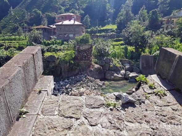 Rize'de 300 yıllık kemer köprü çöktü
