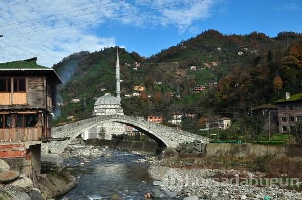 Rize'de 300 yıllık kemer köprü çöktü
