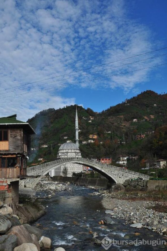 Rize'de 300 yıllık kemer köprü çöktü
