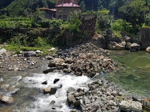 Rize'de 300 yıllık kemer köprü çöktü
