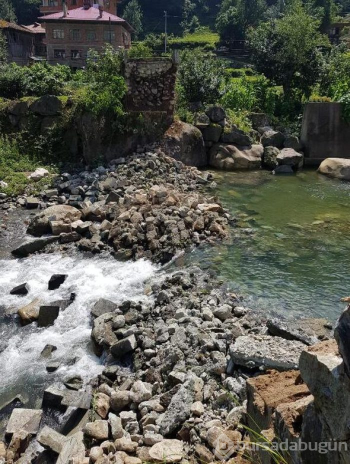 Rize'de 300 yıllık kemer köprü çöktü
