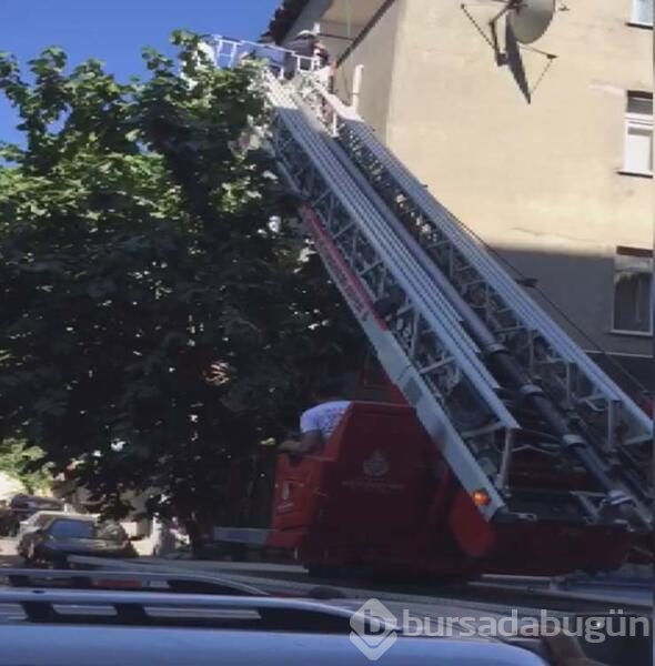 Gasptan kaçmak için yarı çıplak halde balkondan sarkan kişiyi itfaiye kurtardı
