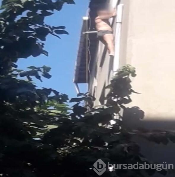 Gasptan kaçmak için yarı çıplak halde balkondan sarkan kişiyi itfaiye kurtardı
