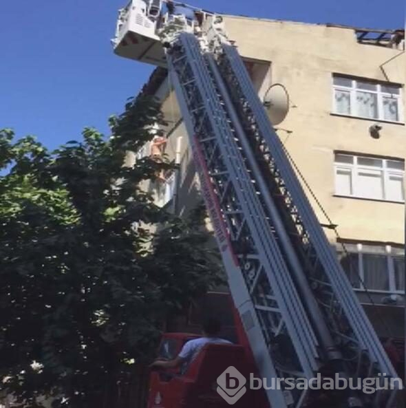 Gasptan kaçmak için yarı çıplak halde balkondan sarkan kişiyi itfaiye kurtardı
