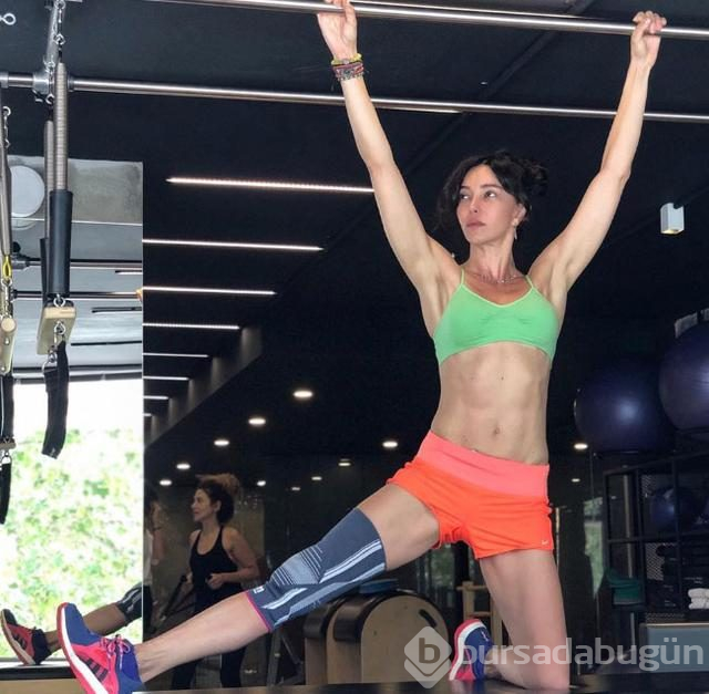 Hande Ataizi'den kaslı poz!
