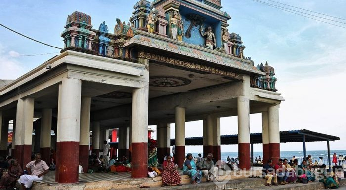 Hinduların tsunamiden etkilenmeyen deniz kenarındaki antik tapınağı
