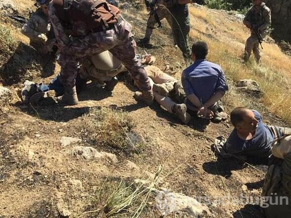 O teröristlerin yakalanma anına ait yeni fotoğraflar ortaya çıktı

