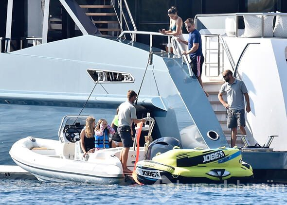 Sıradan bir barmen kızdı, şimdi lüks yatlarda tatil yapıyor: Ünlü aktörün kalbini böyle çaldı
