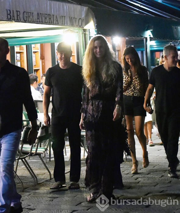 Sıradan bir barmen kızdı, şimdi lüks yatlarda tatil yapıyor: Ünlü aktörün kalbini böyle çaldı
