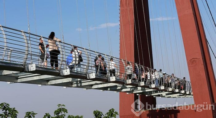 Aynı anda 2600 kişinin geçtiği dev cam köprü
