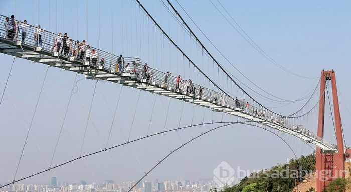 Aynı anda 2600 kişinin geçtiği dev cam köprü

