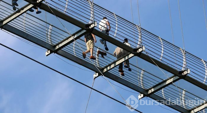 Aynı anda 2600 kişinin geçtiği dev cam köprü
