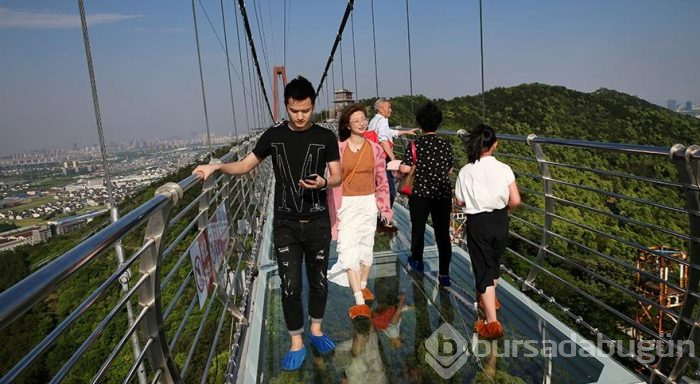 Aynı anda 2600 kişinin geçtiği dev cam köprü
