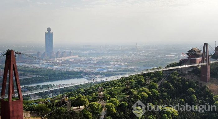 Aynı anda 2600 kişinin geçtiği dev cam köprü
