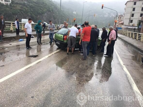 Yaralı annesinin kucağından inmedi
