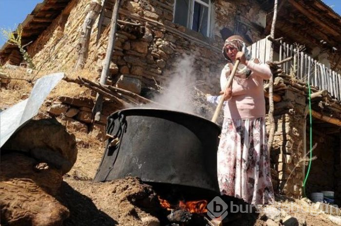 Bir saat kaynatılıyor, 4 saat güneşte bekletiliyor... Tamamen katkısız!
