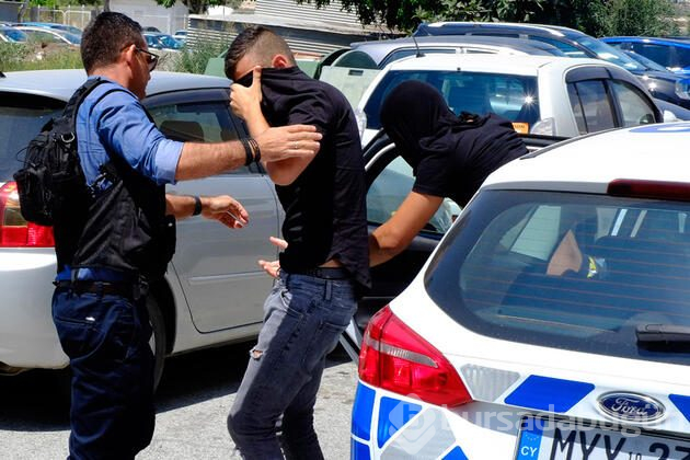 19 yaşındaki kıza toplu tecavüz! 12 erkek otel odasına kamerayla girdi...