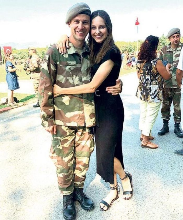 Jessica May, Hüseyin Kara'nın yemin töreninde (Ünlü isimlerin bedelli askerlik detayları fotoğrafları)