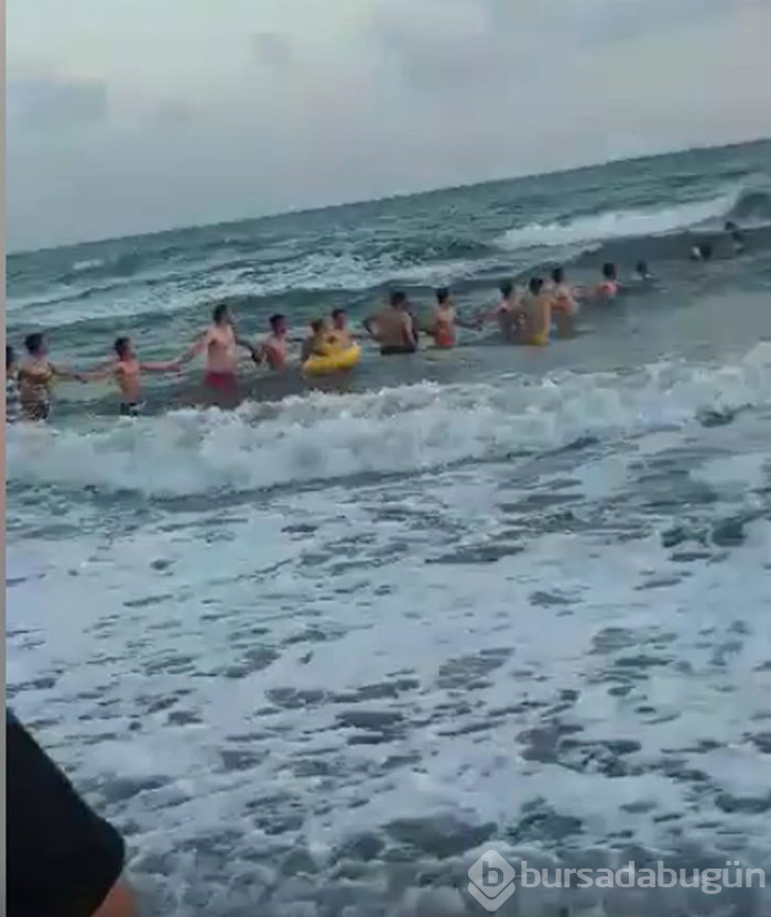 Boğulmak üzere olan kişiyi zincir oluşturup kurtardılar