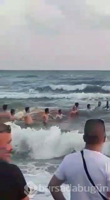 Boğulmak üzere olan kişiyi zincir oluşturup kurtardılar
