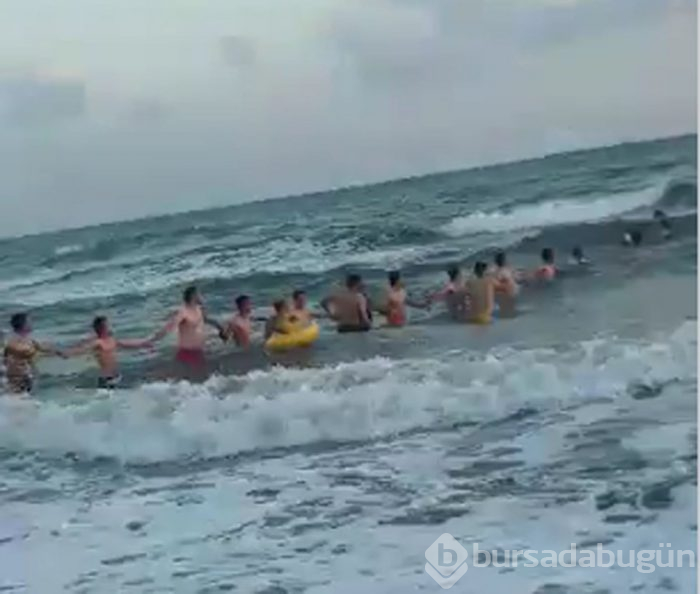 Boğulmak üzere olan kişiyi zincir oluşturup kurtardılar
