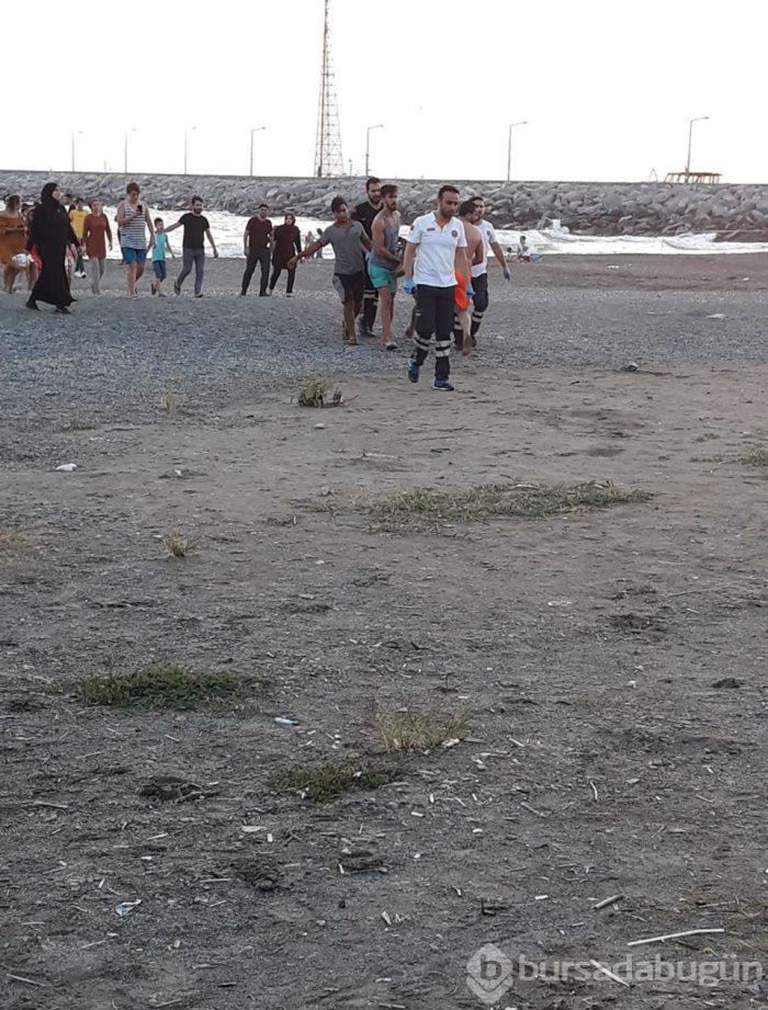 Boğulmak üzere olan kişiyi zincir oluşturup kurtardılar