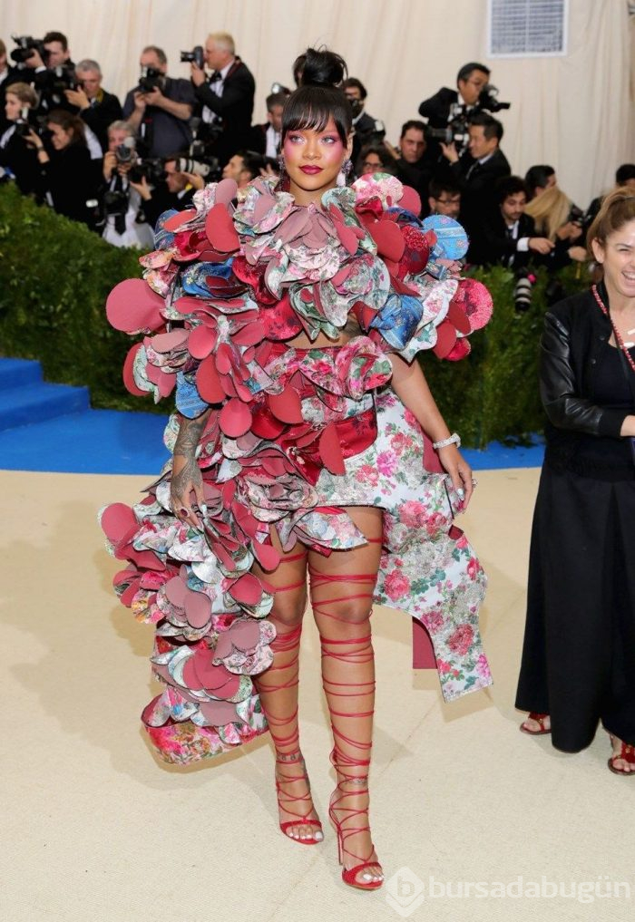 Rihanna'nın çocukluğuna benzeyen kız sosyal medyayı salladı