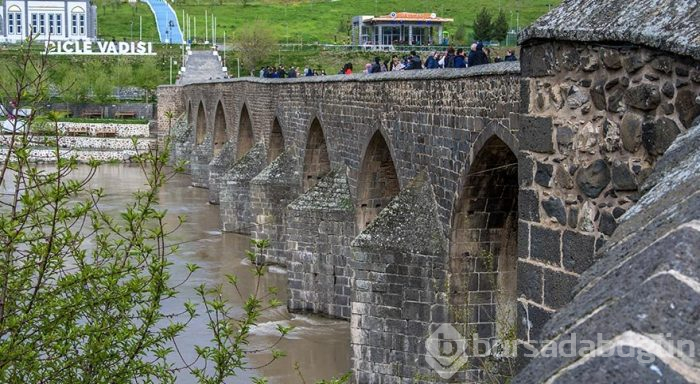 Diyarbakır'ın bin yıllık 10 gözlü köprüsü