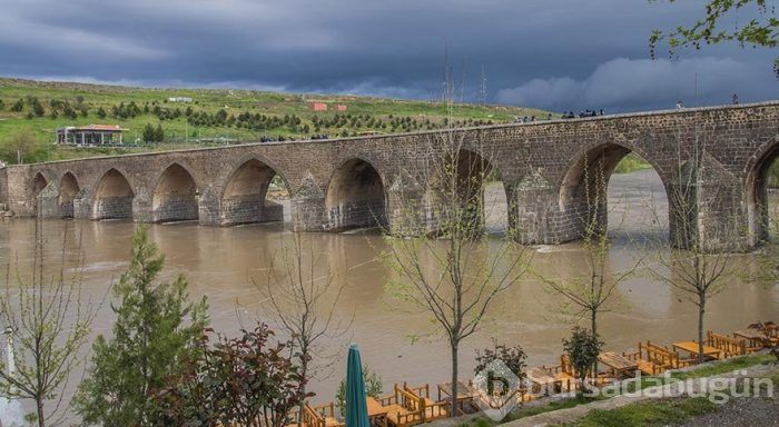 Diyarbakır'ın bin yıllık 10 gözlü köprüsü
