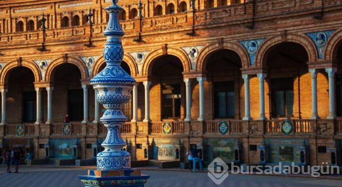 Sevilla'nın görkemli meydanı Plaza de Espana