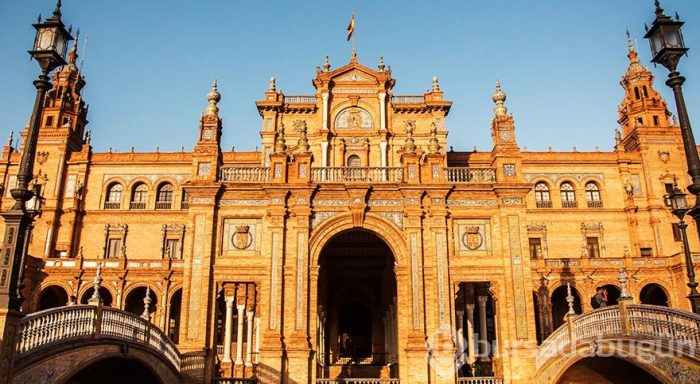 Sevilla'nın görkemli meydanı Plaza de Espana